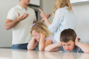 Πώς αντιδρούν τα παιδιά κατά το διαζύγιο ανάλογα με την ηλικία τους;